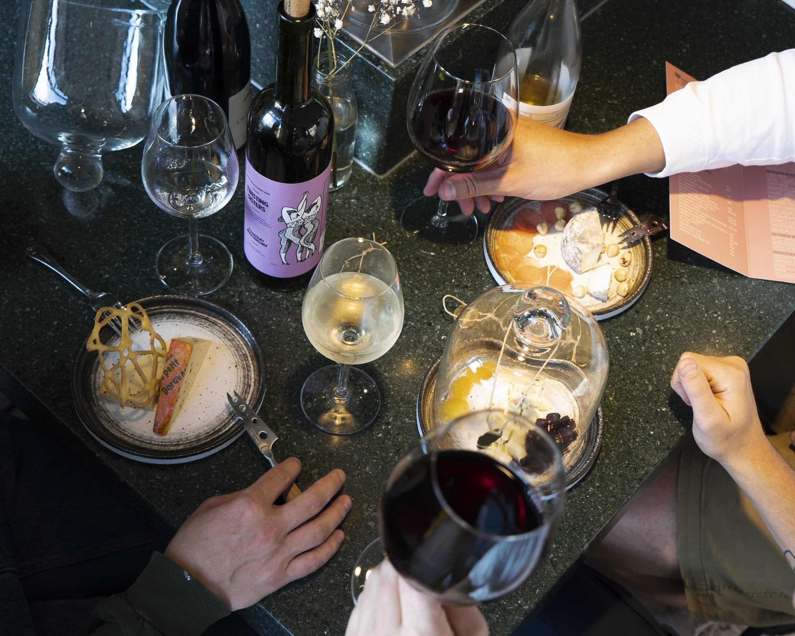 Borrelen, kaas eten, cocktails en wijnen in de Pijp in Amsterdam.
– Kaasbar Amsterdam